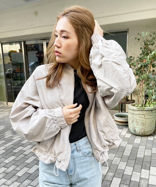 Meli rich(メリーリッチ)の「ドロストMA-1ブルゾン(MA-1・レディース・グレイッシュベージュ/カーキ/ブラック/アイボリー・MEDIUM)」の7枚目の写真