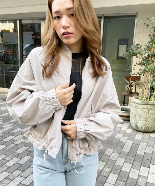 Meli rich(メリーリッチ)の「ドロストMA-1ブルゾン(MA-1・レディース・グレイッシュベージュ/カーキ/ブラック/アイボリー・MEDIUM)」の6枚目の写真