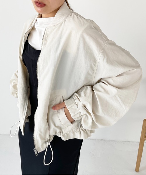 Meli rich(メリーリッチ)の「ドロストMA-1ブルゾン(MA-1・レディース・グレイッシュベージュ/カーキ/ブラック/アイボリー・MEDIUM)」の13枚目の写真