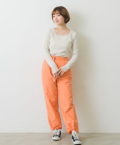RETRO GIRL(レトロガール)の「裾ドロストナイロンPT(その他パンツ・レディース・ブラック/オフホワイト/ブルー/オレンジ/グリーン・FREE)」の20枚目の写真