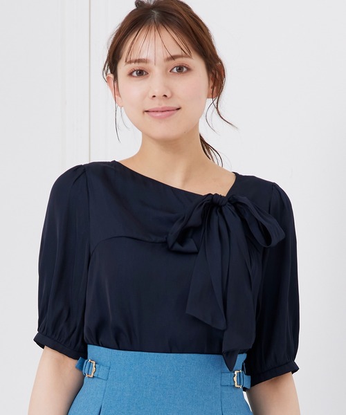 12Twelve Agenda（トゥエルブ　アジェンダ）の「シルキーサテンリボンブラウス（シャツ/ブラウス・レディース・グレイッシュベージュ/ネイビー/ラベンダー・M）」の2枚目の写真