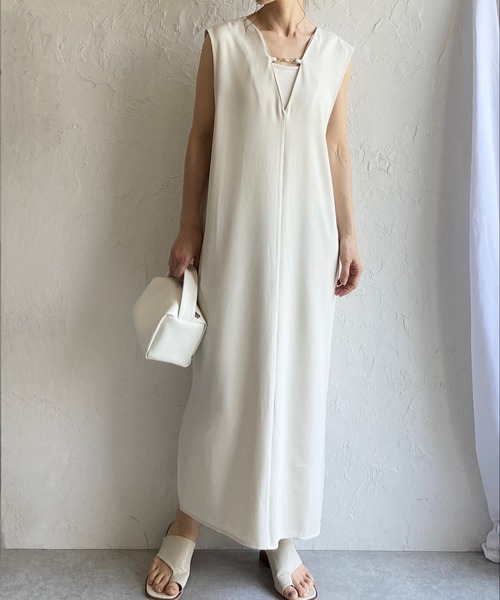 She's Closet（シーズクローゼット）の「前後2WAYビジュー付き深Vネックフレンチスリーブロング丈ジャンパースカートワンピース（ジャンパースカート・レディース・ブラック/アイボリー・FREE）」の2枚目の写真