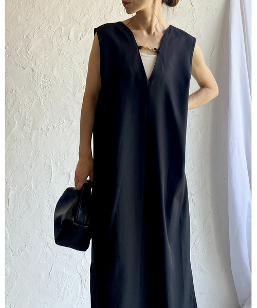 She's Closet（シーズクローゼット）の「前後2WAYビジュー付き深Vネックフレンチスリーブロング丈ジャンパースカートワンピース（ジャンパースカート・レディース・ブラック/アイボリー・FREE）」の3枚目の写真