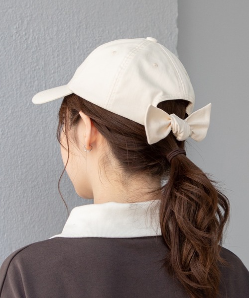 Honeys(ハニーズ)の「バックリボンキャップ(キャップ・レディース・ホワイト/ライトベージュ/ブラック/パープル系その他/ブラウン/ベージュ/ボルドー・FREE/M/S)」の1枚目の写真