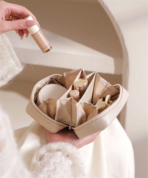 LA VORAGINE(ラ ヴォラジネ)の「マルチトラベルメイクポーチ(ポーチ・レディース・ライトベージュ/ピンク/シルバー・FREE)」の8枚目の写真