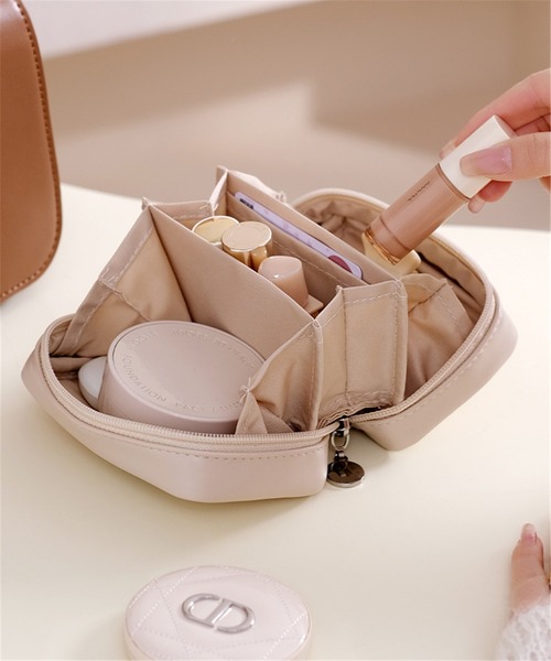 LA VORAGINE(ラ ヴォラジネ)の「マルチトラベルメイクポーチ(ポーチ・レディース・ライトベージュ/ピンク/シルバー・FREE)」の7枚目の写真