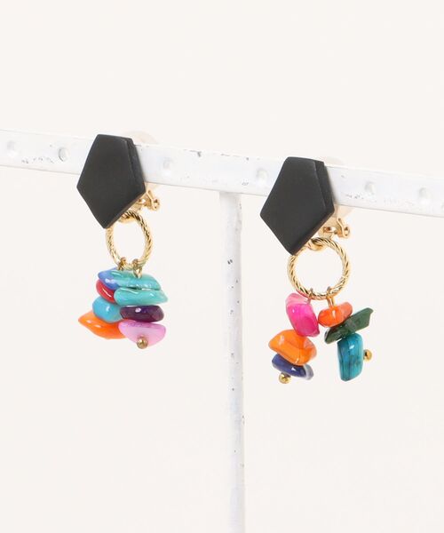 tone(トーン)の「【atelier*mio】ポリマークレイ × シェルビジュー costume jewelry イヤリング(イヤリング・レディース・ブラック/レッド/グリーン/イエロー/パープル/グリーン系その他/ブルー/ブラック系その他/ホワイト/レッド系その他/ブラック系その他2/ブルー系その他・FREE)」の4枚目の写真