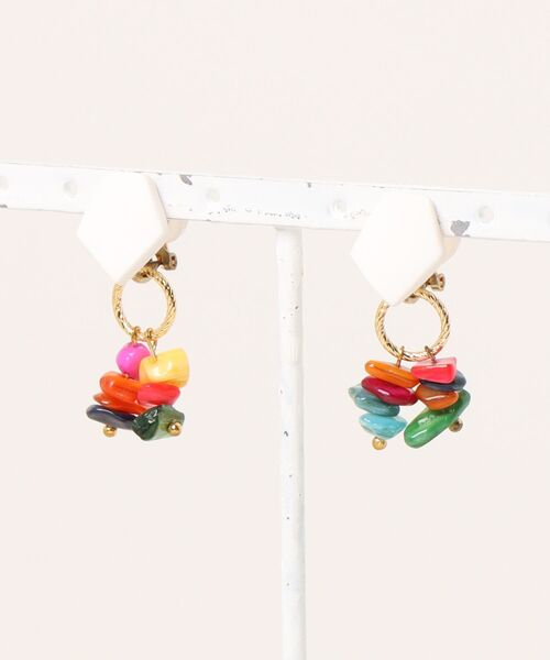 tone(トーン)の「【atelier*mio】ポリマークレイ × シェルビジュー costume jewelry イヤリング(イヤリング・レディース・ブラック/レッド/グリーン/イエロー/パープル/グリーン系その他/ブルー/ブラック系その他/ホワイト/レッド系その他/ブラック系その他2/ブルー系その他・FREE)」の2枚目の写真