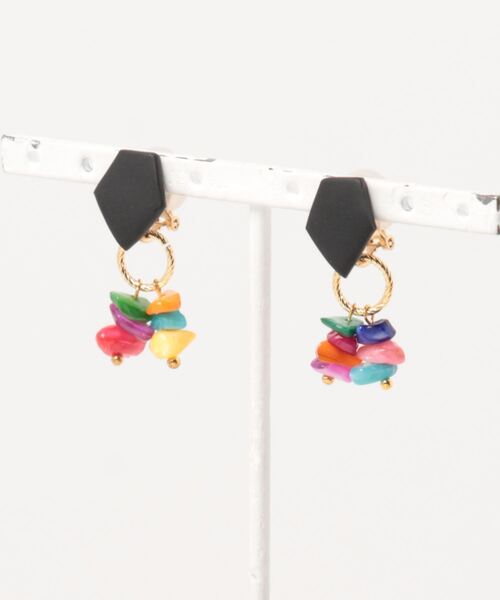 tone(トーン)の「【atelier*mio】ポリマークレイ × シェルビジュー costume jewelry イヤリング(イヤリング・レディース・ブラック/レッド/グリーン/イエロー/パープル/グリーン系その他/ブルー/ブラック系その他/ホワイト/レッド系その他/ブラック系その他2/ブルー系その他・FREE)」の3枚目の写真