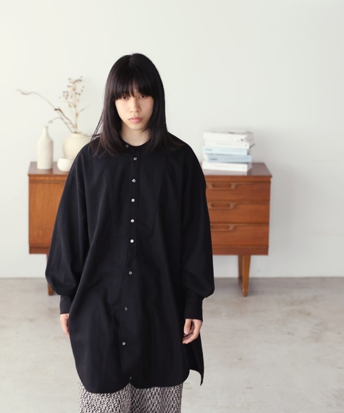 Aphlotus（アプロタス）の「バンドカラー サイドスリット