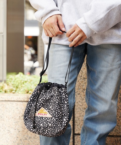 KELTY（ケルティ）の「KELTY/ケルティ DP KINCHAKU SHOULDER 巾着バッグ 2026年春夏（ショルダーバッグ・メンズ・グレー系/ベージュ系/ホワイト系/ブラック系/ブルー系・FREE）」の8枚目の写真