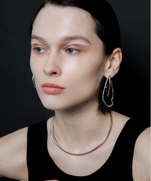LAPUIS(ラピュイ)の「LAPUIS(ラピュイ)ASYMMETRY ROUND CHOKER(チョーカー・レディース・シルバー/ゴールド・FREE)」の4枚目の写真