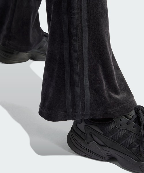 adidas(アディダス)の「クラッシュ ベルベット フレアパンツ / アディダスオリジナルス adidas Originals(その他パンツ・レディース・ブラック・X-SMALL/X-LARGE/LARGE/XX-LARGE/MEDIUM/SMALL)」の4枚目の写真