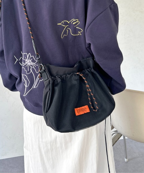 UNIVERSAL OVERALL（ユニバーサルオーバーオール）の「パラコードナイロンメッシュショルダー（ショルダーバッグ・メンズ・ネイビー/オレンジ/ブラック・FREE）」の2枚目の写真