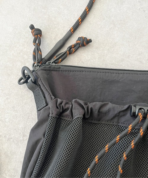 UNIVERSAL OVERALL（ユニバーサルオーバーオール）の「パラコードナイロンメッシュショルダー（ショルダーバッグ・メンズ・ネイビー/オレンジ/ブラック・FREE）」の8枚目の写真