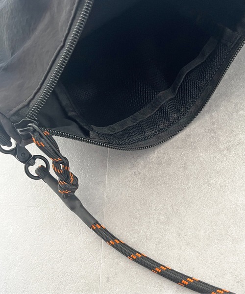 UNIVERSAL OVERALL（ユニバーサルオーバーオール）の「パラコードナイロンメッシュショルダー（ショルダーバッグ・メンズ・ネイビー/オレンジ/ブラック・FREE）」の11枚目の写真