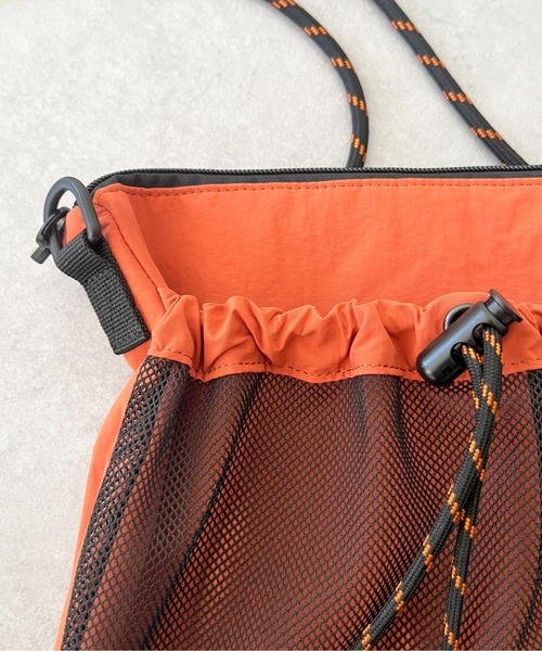 UNIVERSAL OVERALL（ユニバーサルオーバーオール）の「パラコードナイロンメッシュショルダー（ショルダーバッグ・メンズ・ネイビー/オレンジ/ブラック・FREE）」の16枚目の写真