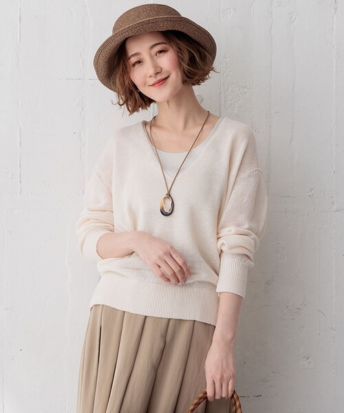 23区 L(ニジュウサンクオオキイサイズ)の「【CLASSY.6月号掲載/洗える】ピュアリネンバルキー Vネックニット(ニット/セーター・レディース・アイボリー系/グレー系/黄土色系/ダークブラウン系・44/46)」の4枚目の写真