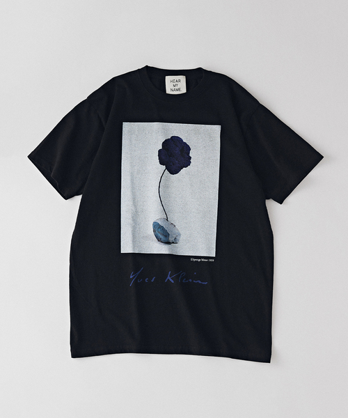 EDIFICE（エディフィス）の「【YVES KLEIN / イヴ クライン】別注 グラフィック プリント Tシャツ（Tシャツ/カットソー・メンズ・ブラック/ネイビー/ホワイト系その他/ホワイト/ブラック系その他・LARGE/MEDIUM）」の3枚目の写真