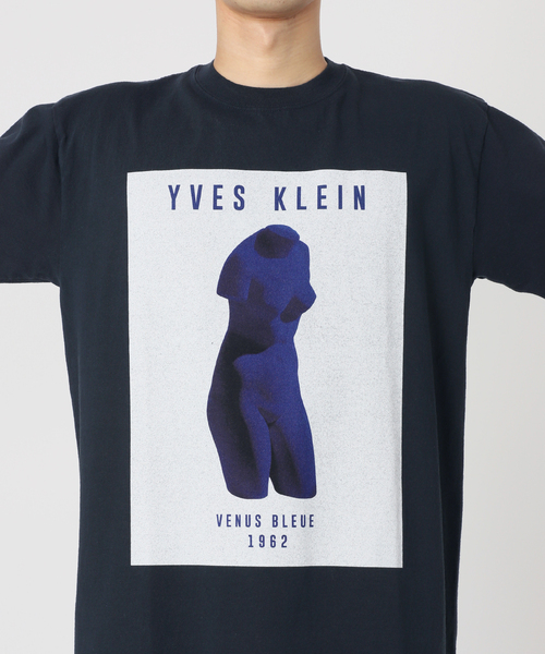 EDIFICE（エディフィス）の「【YVES KLEIN / イヴ クライン】別注 グラフィック プリント Tシャツ（Tシャツ/カットソー・メンズ・ブラック/ネイビー/ホワイト系その他/ホワイト/ブラック系その他・LARGE/MEDIUM）」の17枚目の写真