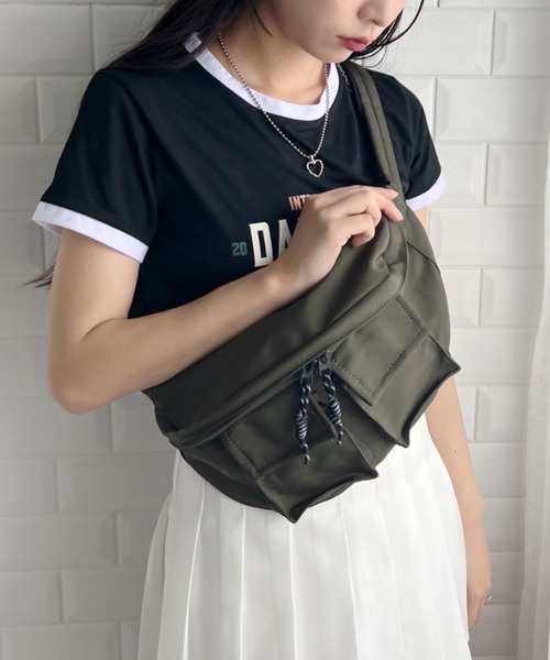 SOLLON.(ソルロン)の「メニーポケットボディバッグ(ショルダーバッグ・レディース・ブラック/カーキ/アイボリー/ベージュ・FREE)」の1枚目の写真