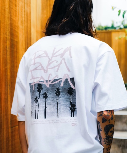RVCA（ルーカ）の「RVCA メンズ SCRAWLS Ｔシャツ 【2024年夏モデル】/ルーカバックプリント半袖Tシャツ（Tシャツ/カットソー・メンズ・パープル/ホワイト/ブラック・SMALL/MEDIUM/LARGE/X-LARGE）」の2枚目の写真