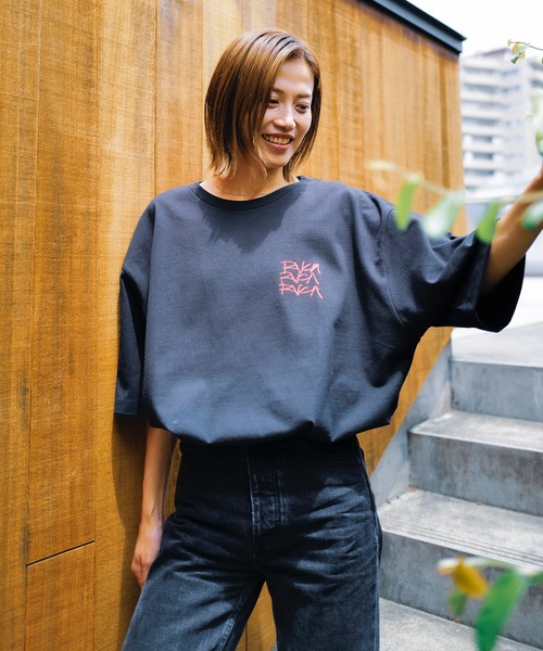 RVCA（ルーカ）の「RVCA メンズ SCRAWLS Ｔシャツ 【2024年夏モデル】/ルーカバックプリント半袖Tシャツ（Tシャツ/カットソー・メンズ・パープル/ホワイト/ブラック・SMALL/MEDIUM/LARGE/X-LARGE）」の13枚目の写真