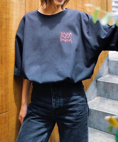 RVCA（ルーカ）の「RVCA メンズ SCRAWLS Ｔシャツ 【2024年夏モデル】/ルーカバックプリント半袖Tシャツ（Tシャツ/カットソー・メンズ・パープル/ホワイト/ブラック・SMALL/MEDIUM/LARGE/X-LARGE）」の16枚目の写真