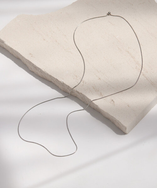 ear PAPILLONNER（イアパピヨネ）の「《金属アレルギー対応/ステンレス/通勤/シンプル》スネークY字ネックレス（ネックレス・レディース・シルバー/ゴールド・FREE）」の5枚目の写真