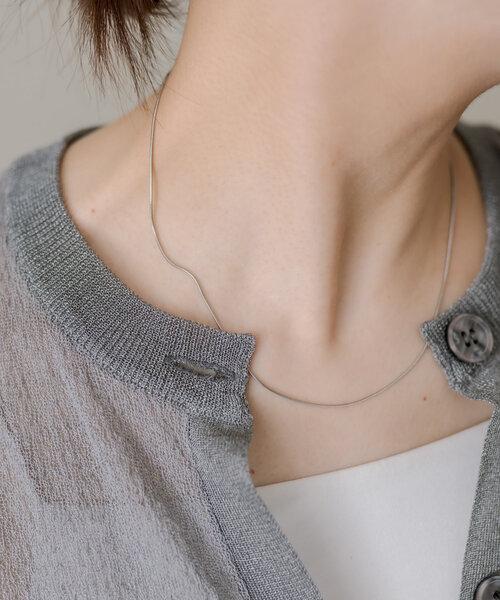 ear PAPILLONNER（イアパピヨネ）の「《金属アレルギー対応/ステンレス/通勤/シンプル》スネークY字ネックレス（ネックレス・レディース・シルバー/ゴールド・FREE）」の9枚目の写真