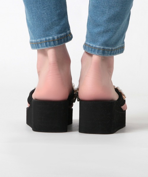 Julia Boutique（ジュリアブティック）の「ビジュー＆パール厚底ビーチサンダル/24117（サンダル・レディース・ライトベージュ/ブラック・39/38/37/36）」の20枚目の写真