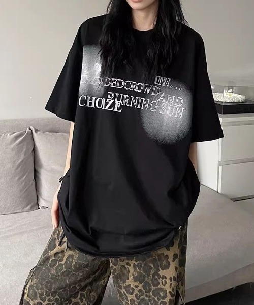 SHEENA(シーナ)の「【ユニセックス】グラフィックロゴプリントBIGTシャツ(Tシャツ/カットソー・レディース・ホワイト/ブラック・M)」の2枚目の写真
