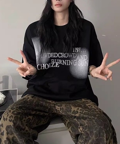 SHEENA(シーナ)の「【ユニセックス】グラフィックロゴプリントBIGTシャツ(Tシャツ/カットソー・レディース・ホワイト/ブラック・M)」の3枚目の写真