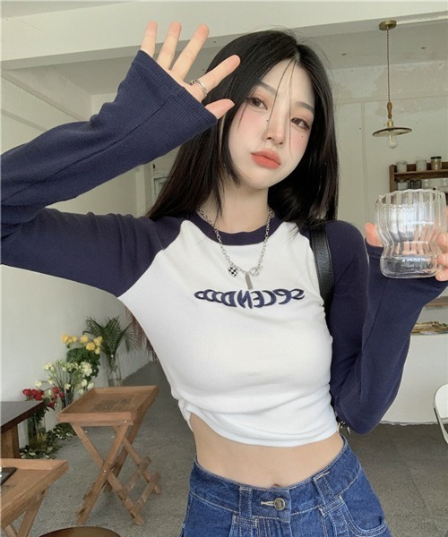 HALEY PESCA（ヘーリーペスカ）の「HALEY PESCA/クロップド タイト ワンポイント ラグランロンT（Tシャツ/カットソー・レディース・グレー/ホワイト・FREE）」の8枚目の写真