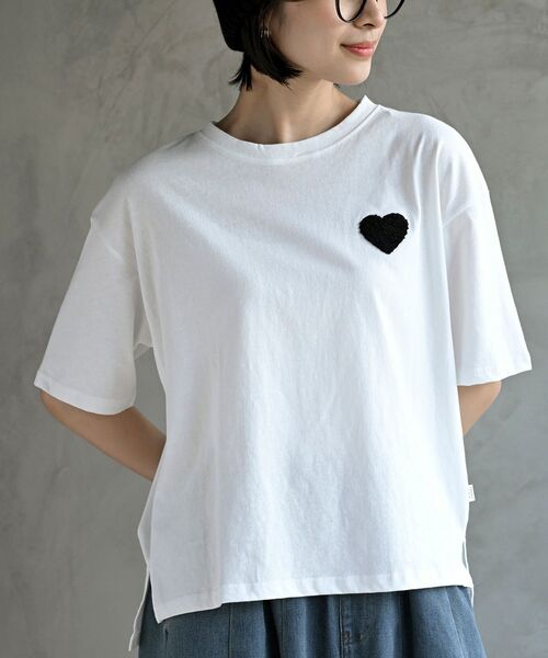 rps(アールピーエス)の「ハートサガラ刺繍Tシャツ(Tシャツ/カットソー・レディース・オフホワイト/チャコールグレー/ブラック・フリー)」の1枚目の写真