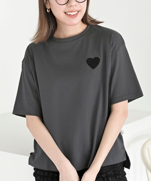 rps(アールピーエス)の「ハートサガラ刺繍Tシャツ(Tシャツ/カットソー・レディース・オフホワイト/チャコールグレー/ブラック・フリー)」の3枚目の写真