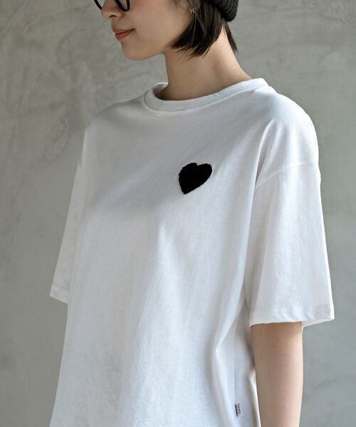rps(アールピーエス)の「ハートサガラ刺繍Tシャツ(Tシャツ/カットソー・レディース・オフホワイト/チャコールグレー/ブラック・フリー)」の9枚目の写真