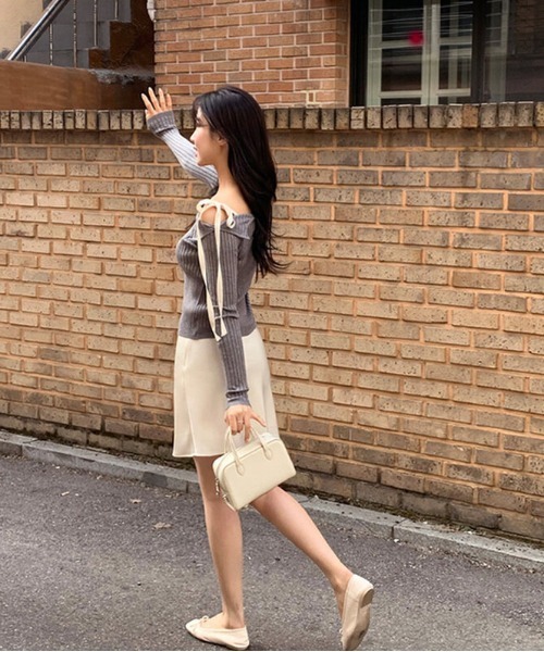 gossip!ロサンゼルス(ゴシップロサンゼルス)の「Y2K リボン 肩開き ワンショルダー オフショルダー リブ ニット(ニット/セーター・レディース・ブラック/ベージュ/グレー・FREE)」の6枚目の写真