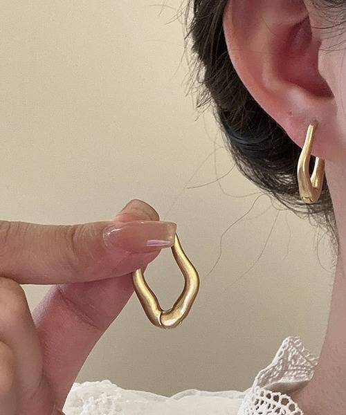 Lace Ladies（レースレディース）の「ボリューム ウエーブライン メタリック フープ ピアス（ピアス（両耳用）・レディース・ゴールド/シルバー・FREE）」の3枚目の写真