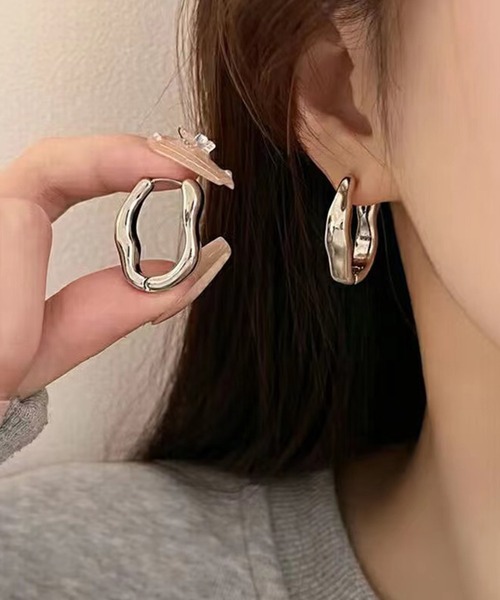 Lace Ladies（レースレディース）の「ボリューム ウエーブライン メタリック フープ ピアス（ピアス（両耳用）・レディース・ゴールド/シルバー・FREE）」の4枚目の写真