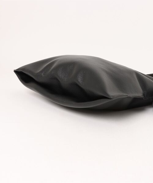 Jines（ジネス）の「カウレザー2デザインハンドル 薄マチA4トートバッグ【BEAURE/ヴュレ】（トートバッグ・レディース・シルバー/ブラック・フリー）」の4枚目の写真