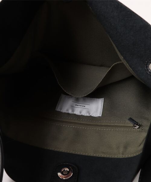 Jines（ジネス）の「カウレザー2デザインハンドル 薄マチA4トートバッグ【BEAURE/ヴュレ】（トートバッグ・レディース・シルバー/ブラック・フリー）」の5枚目の写真