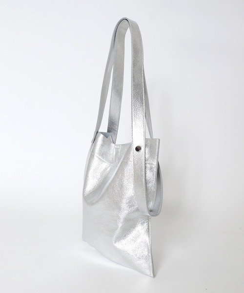 Jines（ジネス）の「カウレザー2デザインハンドル 薄マチA4トートバッグ【BEAURE/ヴュレ】（トートバッグ・レディース・シルバー/ブラック・フリー）」の10枚目の写真