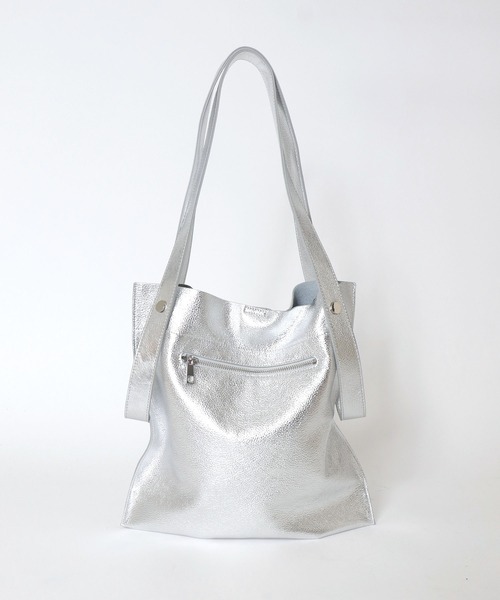 Jines（ジネス）の「カウレザー2デザインハンドル 薄マチA4トートバッグ【BEAURE/ヴュレ】（トートバッグ・レディース・シルバー/ブラック・フリー）」の11枚目の写真