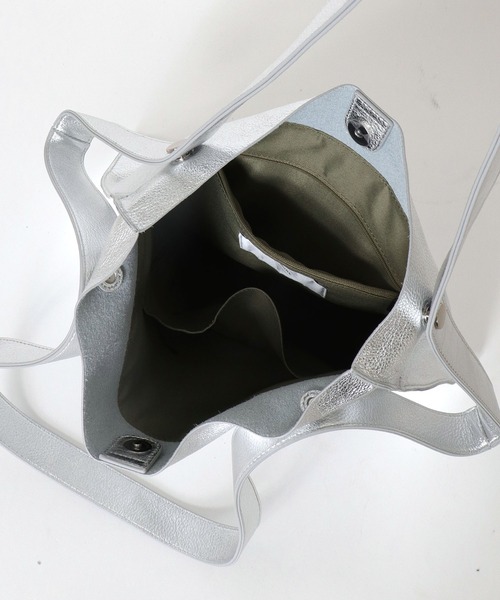 Jines（ジネス）の「カウレザー2デザインハンドル 薄マチA4トートバッグ【BEAURE/ヴュレ】（トートバッグ・レディース・シルバー/ブラック・フリー）」の14枚目の写真