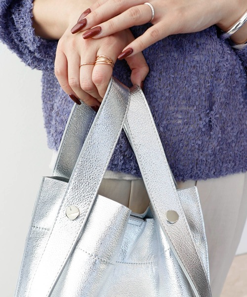Jines（ジネス）の「カウレザー2デザインハンドル 薄マチA4トートバッグ【BEAURE/ヴュレ】（トートバッグ・レディース・シルバー/ブラック・フリー）」の7枚目の写真