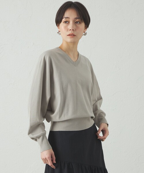 CAST:（キャストコロン）の「【着回し抜群】Vネックニットプルオーバー（ニット/セーター・レディース・オフホワイト/ブラック/グレー系その他2/グリーン系その他3・M）」の4枚目の写真