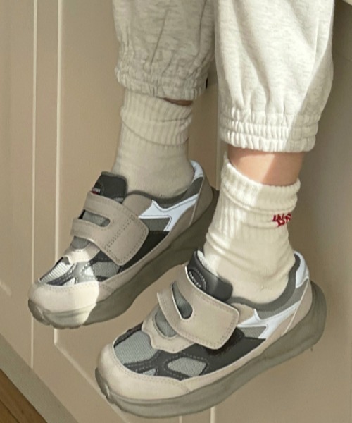 TOPSTAR(トップスター)の「KIDS TOPSTAR コンビカラーマジックテープキッズスニーカー(スニーカー・キッズ・グレー/ピンク/レディッシュグレー・30inch/28inch/31inch/29inch/24inch/26inch/27inch)」の3枚目の写真