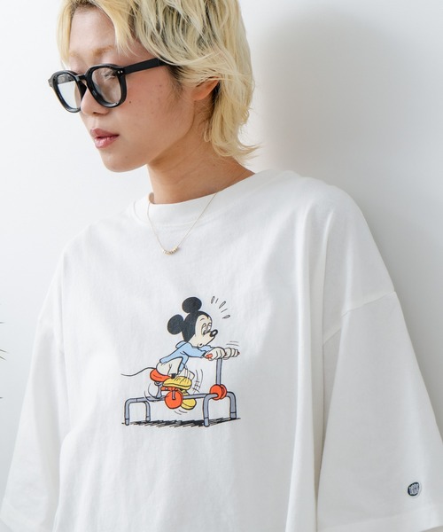 DISCUS(ディスカス)の「【DISCUS/ディスカス×Disney/ディズニー】グラフィックプリントTシャツ(Tシャツ/カットソー・レディース・ブラック系その他4/ブラック系その他2/ブラック系その他3/ホワイト系その他2/ホワイト系その他3/ホワイト系その他4/ブラック系その他/ホワイト系その他・MEDIUM/LARGE)」の3枚目の写真