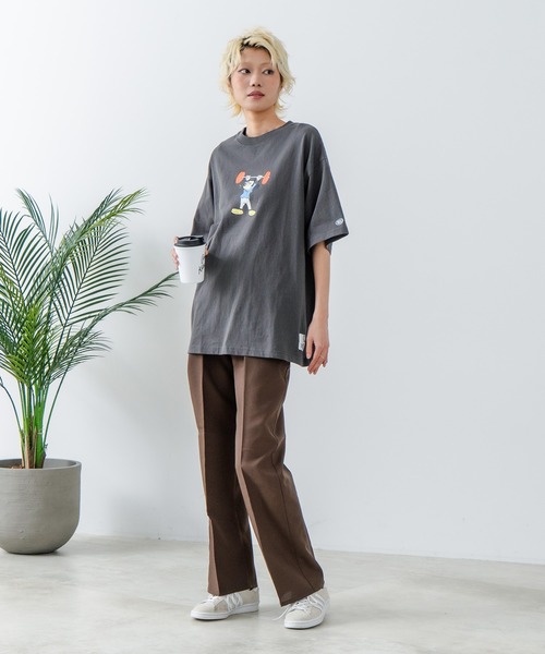 DISCUS(ディスカス)の「【DISCUS/ディスカス×Disney/ディズニー】グラフィックプリントTシャツ(Tシャツ/カットソー・レディース・ブラック系その他4/ブラック系その他2/ブラック系その他3/ホワイト系その他2/ホワイト系その他3/ホワイト系その他4/ブラック系その他/ホワイト系その他・MEDIUM/LARGE)」の11枚目の写真